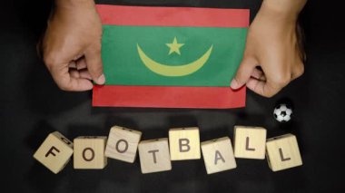 Futbol unvanlı Moritanya bayrağı. futbol konsepti