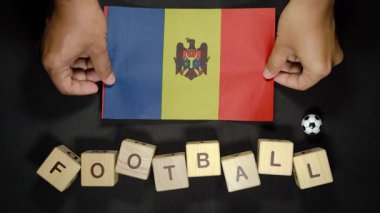 Futbol unvanlı Moldova bayrağı. futbol konsepti
