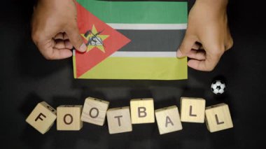 Futbol unvanlı Mozambik bayrağı. futbol konsepti