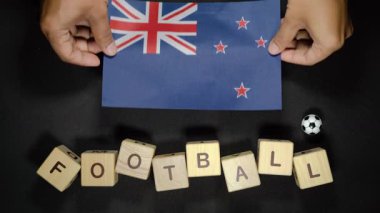 Futbol unvanlı Yeni Zelanda bayrağı. futbol konsepti