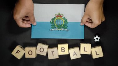 Futbol unvanlı San Marino bayrağı. futbol konsepti
