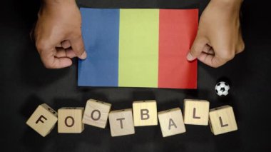 Futbol unvanlı Romanya bayrağı. futbol konsepti