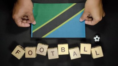 Futbol unvanlı Tanzanya bayrağı. futbol konsepti