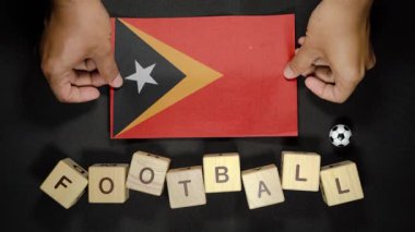 Futbol unvanlı Timor-Leste bayrağı. futbol konsepti