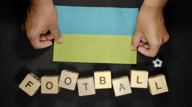 Futbol unvanlı Ukrayna bayrağı. futbol konsepti