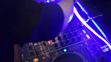 Turntable 'da Genç DJ Karışık Müzik