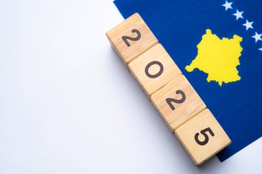 2025, Kosova Bayrağı Kosova için yeni yıl, seçim, ekonomi, sosyal faaliyetler, merkez bankası ve Kosova dış politikası açısından önemli etkinlikleri engelliyor, kavramsallaştırıyor ve önem taşıyor