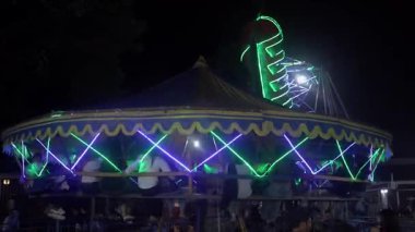 BANDUNG, INDONEZYA - 29 Temmuz 2025: Geleneksel bir karnaval pazarında Ombak Bayu adı verilen Endonezya panayır gezisi