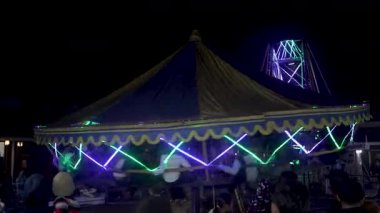 BANDUNG, INDONEZYA - 29 Temmuz 2025: Geleneksel bir karnaval pazarında Ombak Bayu adı verilen Endonezya panayır gezisi