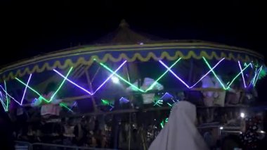 BANDUNG, INDONEZYA - 29 Temmuz 2025: Geleneksel bir karnaval pazarında Ombak Bayu adı verilen Endonezya panayır gezisi