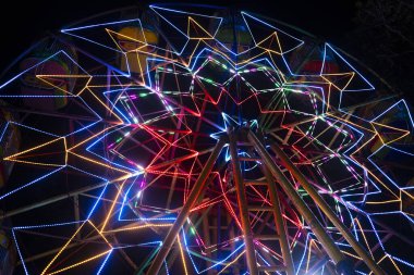 Endonezya 'da yaygın olarak Bianglala olarak bilinen dönme dolap Endonezya' da geleneksel bir gece pazarında dönüyor.