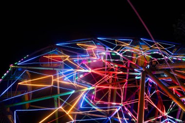 Endonezya 'da yaygın olarak Bianglala olarak bilinen dönme dolap Endonezya' da geleneksel bir gece pazarında dönüyor.