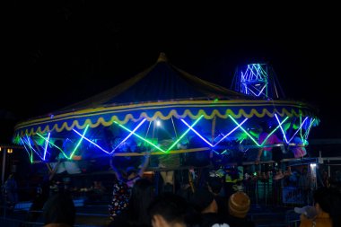 BANDUNG, INDONEZYA - 29 Temmuz 2025: Geleneksel bir karnaval pazarında Ombak Bayu adı verilen Endonezya panayır gezisi