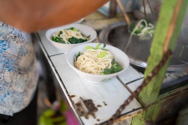 Grobak Arabası 'ndan Endonezya Tavuğu Eriştesi Satıldı