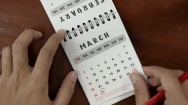 Aylık Takvimin El Çevirme Sayfaları