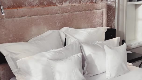 Домашний Декор Дизайн Интерьера Кровать Белым Постельным Бельем Роскошной Спальне — стоковое видео