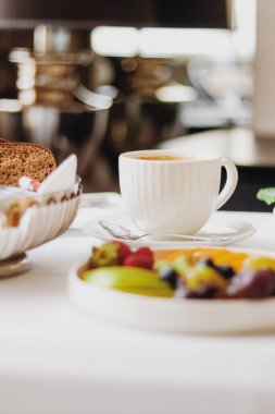 Lüks otel ve beş yıldızlı oda servisi, çeşitli yemek tabakları, ekmek ve kahve seyahat ve konukseverlik markası olarak oda kahvaltısı.