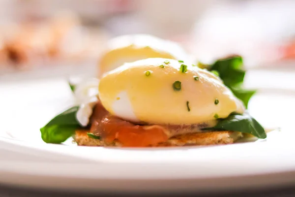 Café Manhã Luxo Brunch Receita Alimentos Ovos Escalfados Com Salmão — Fotografia de Stock