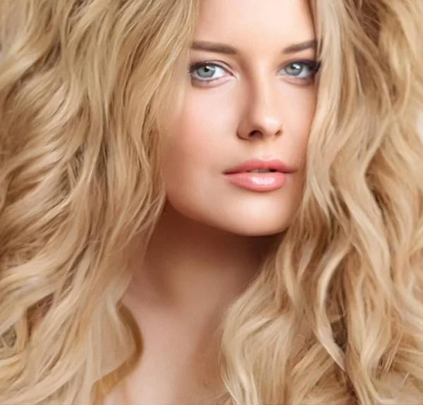 Прически Красота Уход Волосами Красивая Блондинка Длинными Светлыми Волосами Гламурный — стоковое фото