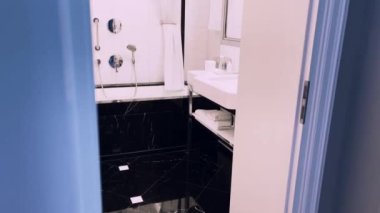 İç dizayn ve dekorasyon malzemeleri, lüks siyah mermer döşemeli banyo beş yıldızlı otel odasında, ayrıntılar.