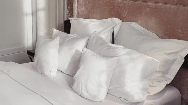 豪華なベッドルーム ベッドリネンのランドリーサービスと家具の詳細で白い寝具付きの家の装飾やインテリアデザイン ベッド 高品質4K映像 — ストック動画
