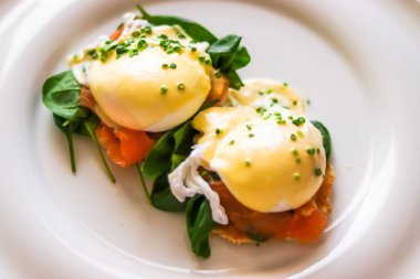 Lüks kahvaltı, brunch ve yemek tarifi, somonlu haşlanmış yumurta ve restoran menüsü ve gastronomi markası için glütensiz tost.