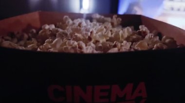 Sinema ve eğlence, sinema salonunda patlamış mısır kutusu TV şovu, yayın ve film endüstrisi üretimi için. Yüksek kalite 4k görüntü