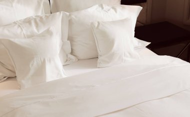 Ev dekorasyonu ve iç tasarım, lüks yatak odasındaki beyaz yatak odası, çarşaf yıkama servisi ve mobilya ayrıntıları.