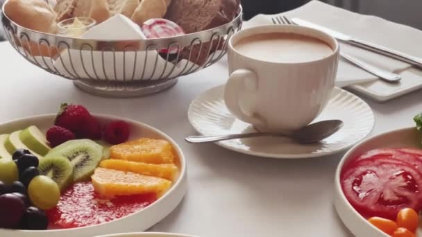 Luxe Hotel Vijf Sterren Roomservice Diverse Gerechten Schotels Brood Koffie — Stockvideo