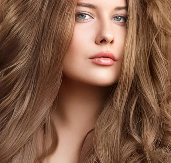 스타일 갈색긴 머리를 아름다운 미용실의 매력적 브랜드 — 스톡 사진