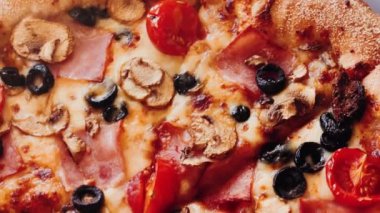 Pizzacıda pizza kapriciosa, yakın plan yemek. Yüksek kalite 4k görüntü