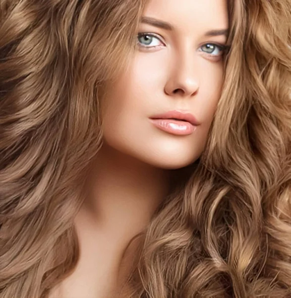 Χτένισμα Ομορφιά Και Περιποίηση Μαλλιών Όμορφη Γυναίκα Μακριά Φυσικά Καστανά — Φωτογραφία Αρχείου