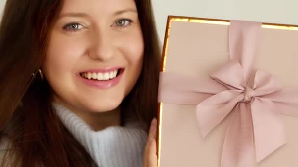 礼物和圣诞快乐的概念 快乐的女人微笑着 拿着包装好的礼品盒 高质量的4K镜头 — 图库视频影像