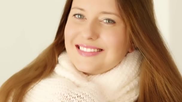 Herbstliche Wintermode Und Strickwaren Schöne Frau Mit Warmem Strickschal Hochwertiges — Stockvideo