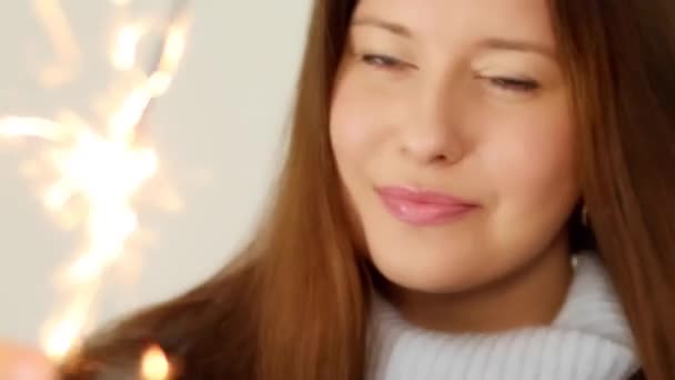 Weihnachtszauber Weihnachts Und Neujahrsfeier Glückliche Frau Mit Wunderkerzen Hochwertiges Filmmaterial — Stockvideo