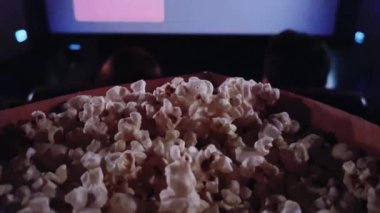 Sinema ve eğlence, sinema salonunda patlamış mısır kutusu TV şovu, yayın ve film endüstrisi üretimi için. Yüksek kalite 4k görüntü