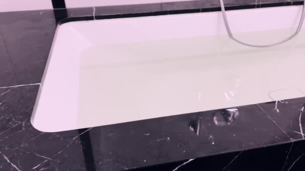 Dizayn Dekorasyon Malzemeleri Lüks Siyah Mermer Döşemeli Banyo Beş Yıldızlı — Stok video