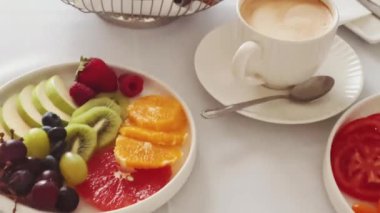 Lüks otel ve beş yıldızlı oda servisi, çeşitli yemek tabakları, ekmek ve kahve oda kahvaltısı seyahat ve misafirperverlik için. Yüksek kalite 4k görüntü