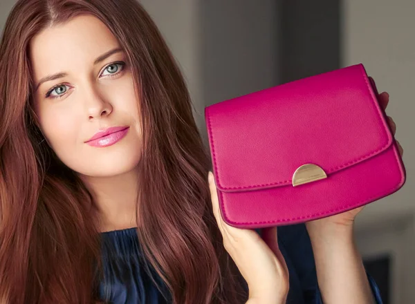 Moda ve aksesuarlar, küçük pembe bir çanta taşıyan mutlu güzel bir kadın içinde altın detaylar olan şık bir aksesuar ve lüks alışveriş konsepti olan küçük pembe bir çanta.
