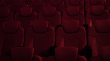 Sinema ve eğlence, televizyon şovu için boş kırmızı sinema koltukları ve film endüstrisi üretimi. Yüksek kalite 4k görüntü