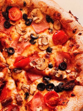 Pizzacıda pizza kapriciosa, yiyecek arka planı yakın plan.