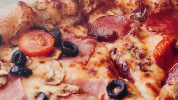 Пицца Каприциоса Пиццерии Еда Крупным Планом Высококачественные Кадры — стоковое видео
