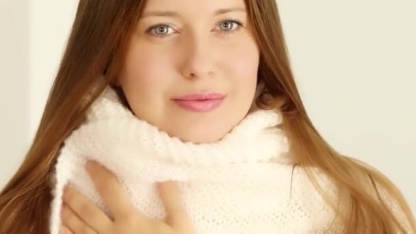 Sonbahar Kış Modası Örgü Örme Kalın Örgü Eşarp Giyen Güzel — Stok video