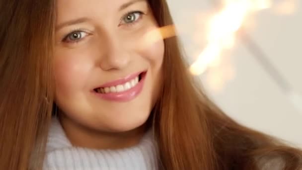Semester Magi Jul Och Nyårsfirande Lycklig Kvinna Med Tomtebloss Högkvalitativ — Stockvideo