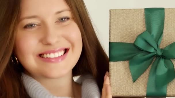 Χειμερινές Διακοπές Δώρο Και Καλά Χριστούγεννα Έννοια Ευτυχισμένη Γυναίκα Χαμογελώντας — Αρχείο Βίντεο