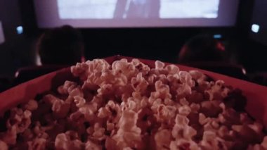 Sinema ve eğlence, sinema salonunda patlamış mısır kutusu TV şovu, yayın ve film endüstrisi üretimi için. Yüksek kalite 4k görüntü