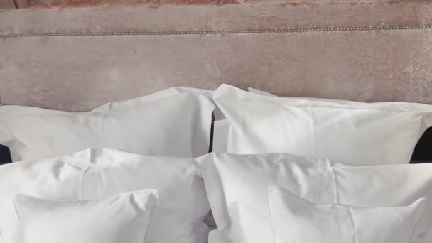 豪華なベッドルーム ベッドリネンのランドリーサービスと家具の詳細で白い寝具付きの家の装飾やインテリアデザイン ベッド 高品質4K映像 — ストック動画