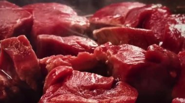 Kırmızı et tarifi ve yemek hazırlama süreci, kızartma tavasında biftek pişirme. Yüksek kalite 4k görüntü