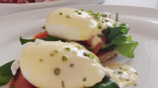 Luksusowe Śniadanie Brunch Żywności Przepis Gotowane Jajka Łososia Zieleni Bezglutenowe — Wideo stockowe