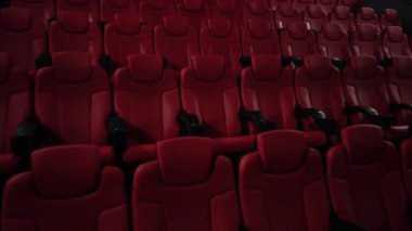 Sinema ve eğlence, televizyon şovu için boş kırmızı sinema koltukları ve film endüstrisi üretimi. Yüksek kalite 4k görüntü